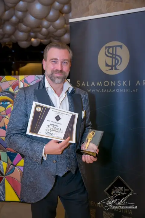 Award: Best Emerging Artist — WFFA Dubai, Dubai, UAE · Foto 3
